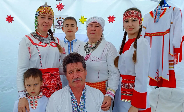 Библиотекарь Эльбарусовской сельской библиотеки приняла участие в семейном фестивале «Народов много- Родина одна»