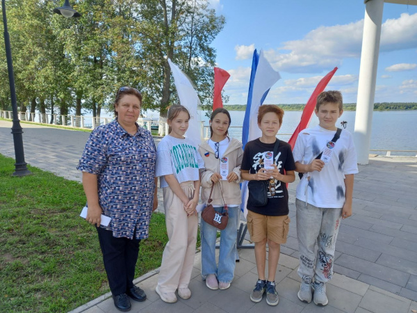 Флаер-акцию «Триколор моей России – знак свободы и любви» в центральной библиотеке