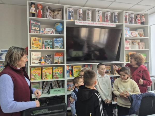 Информационная мозаика «Народы и традиции России» в Октябрьской сельской библиотеке