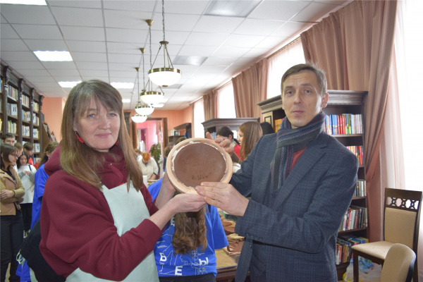 Мастер-класс по лепке из глины с логотипом «Движение Первых».