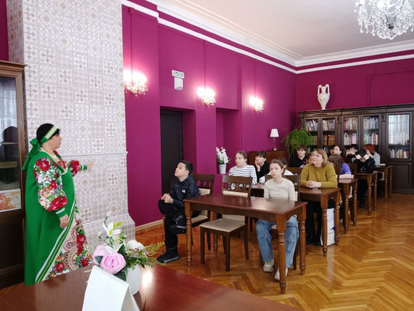 Школьник Новочебоксарска побывали в модельной библиотеке, сохранившей дух купеческого просвещения.
