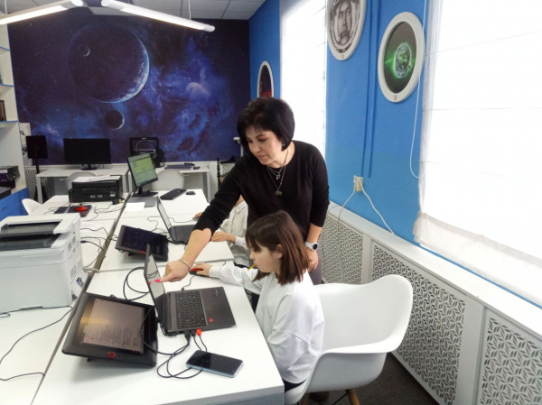 В Центральной районной библиотеке на базе МедиаLab ребята продолжают изучать основные принципы работы нейронных сетей с помощью бесплатного приложения «Шедеврум».