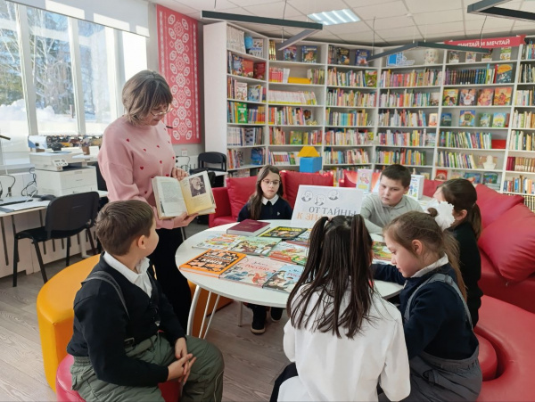 Час науки «Их достижения прославили Россию» в Октябрьской сельской библиотеки