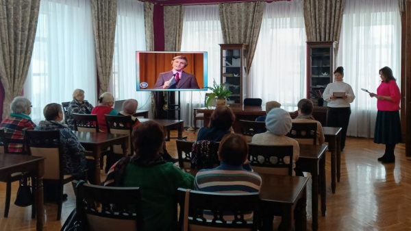 Час поэтического настроения «От улыбки хмурый день светлей» прошел в Центральной районной библиотеке