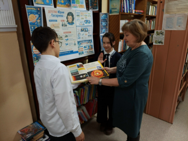 Познавательный час «Первый в космосе» в Малокамаевской сельской библиотеке