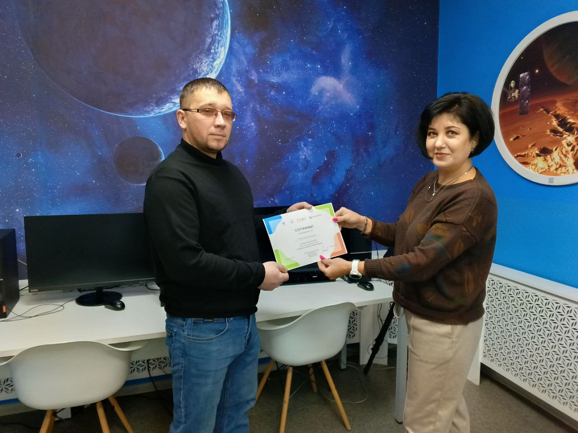 Читатель центральной районной библиотеки Виталий Васильев прошел обучение на креативной онлайн-платформе «Гений – это ты!» по курсу «Как написать грант». Читатель центральной районной библиотеки Виталий Васильев прошел обучение на креативной онлайн-платформе «Гений – это ты!» по курсу «Как написать грант».