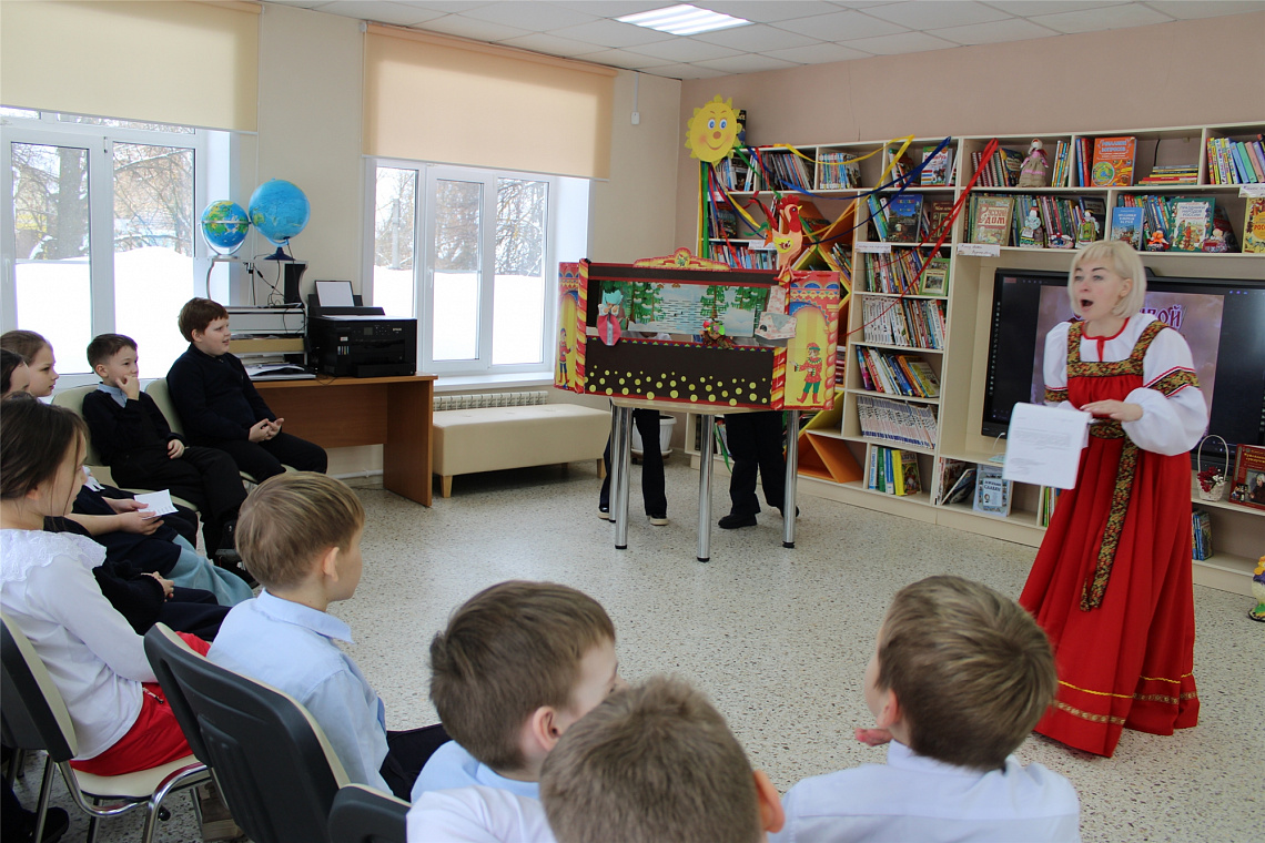 В Детской библиотеке прошли фольклорные посиделки «Золотистые блины»