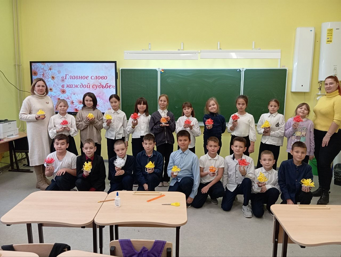 Центральная библиотека совместно с учениками "СОШ имени К.Д.Ушинского" подготовили подарки ко Дню Матери Центральная библиотека совместно с учениками "СОШ имени К.Д.Ушинского" подготовили подарки ко Дню Матери