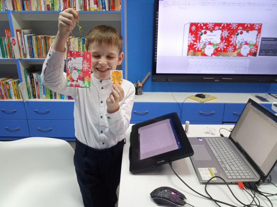 На очередном занятии в нашей Медийной лаборатории ребята узнали, как с нуля создавать яркую и красивую печатную продукцию.