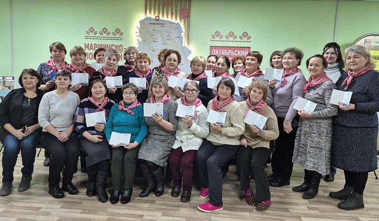 В Мариинском Посаде отметили День волонтера вручением книжек «серебряным» добровольцам