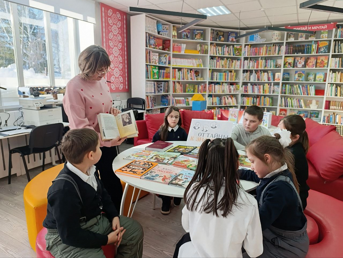 Час науки «Их достижения прославили Россию» в Октябрьской сельской библиотеки