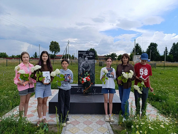 Час памяти у памятника "Ветеранам боевых действий" в селе Октябрьское
