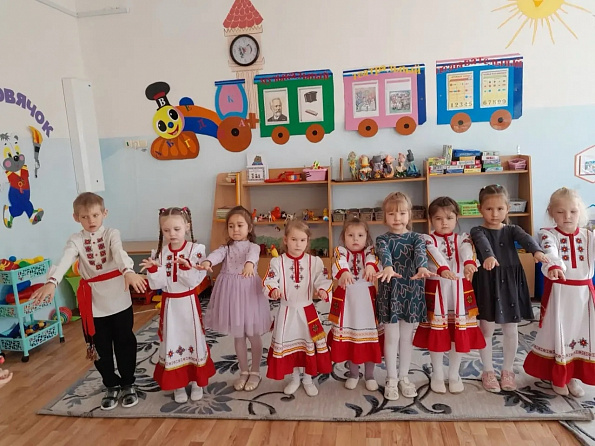 Фольклорно – игровая программа «Игры и песни из бабушкиного сундука» для пользователей Городской библиотеки семейного чтения
