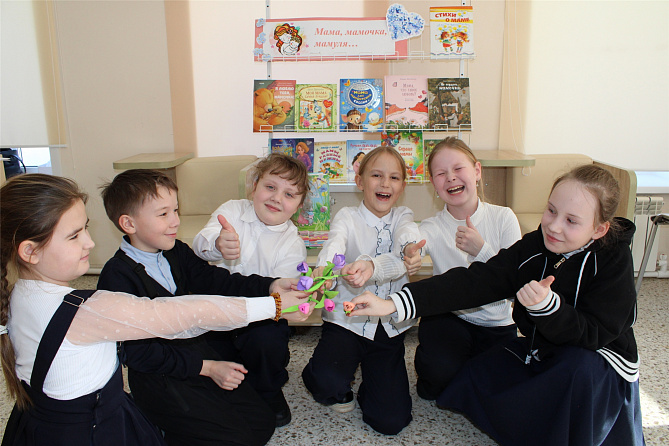 Час активного творчества «Самый нежный из цветов» в Детской библиотеке