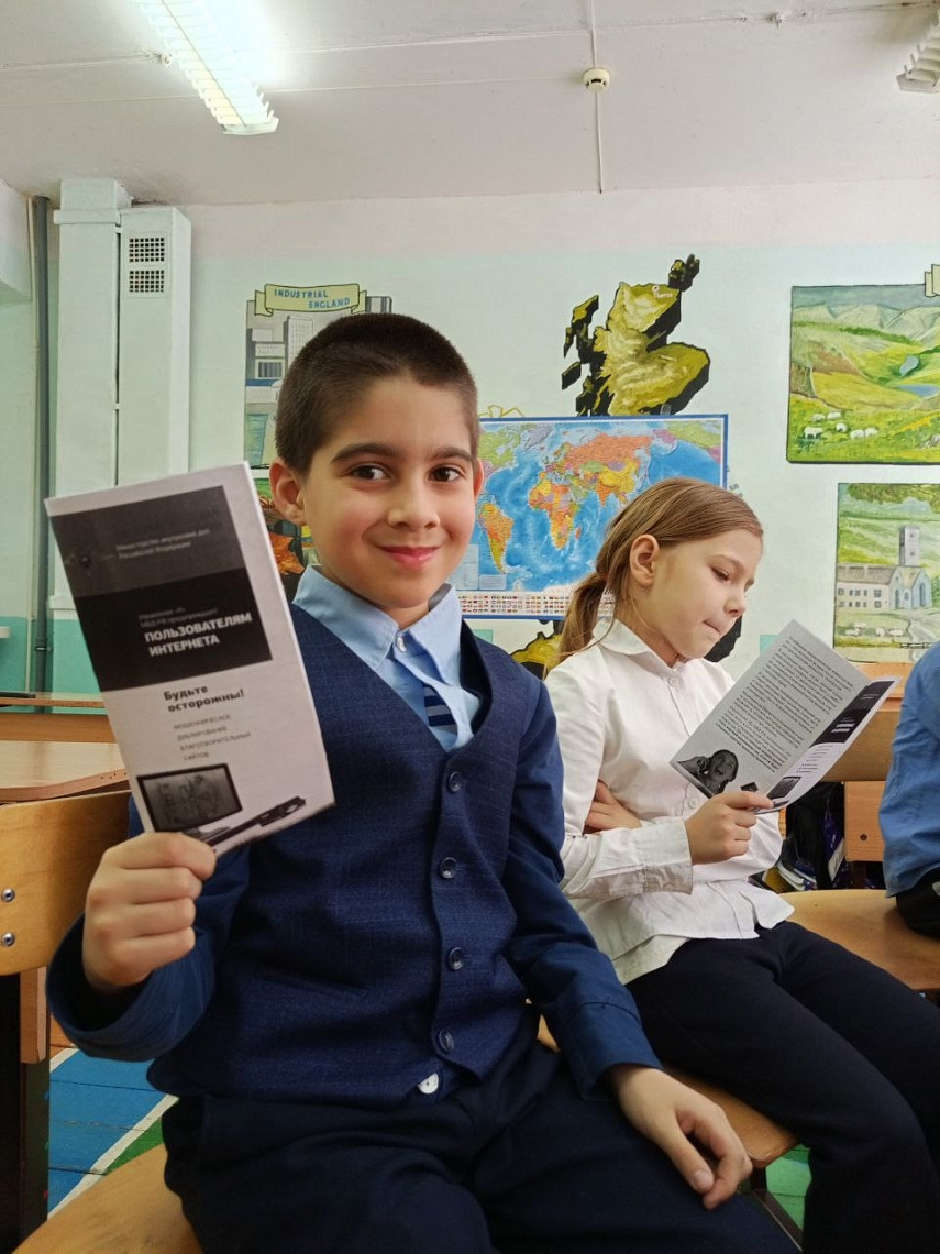 Тематический час «Азбука безопасного интернета» организовала библиотекарь Малокамаевской сельской библиотеке