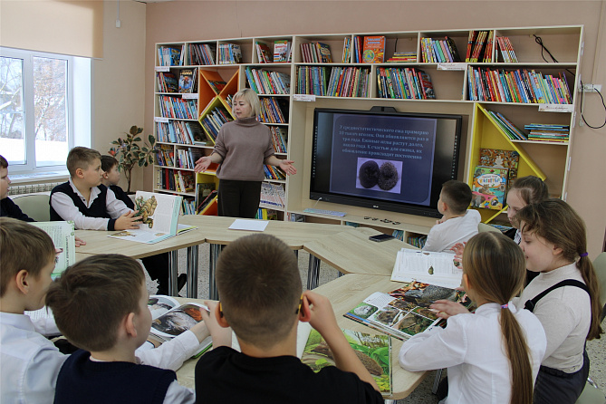 Читатели Детской библиотеки отправились в книжный маршрут «Мчался ёжик по дорожке»