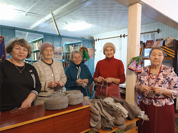 Тепло души и петель: как село Сюндюково вяжет поддержку для защитников