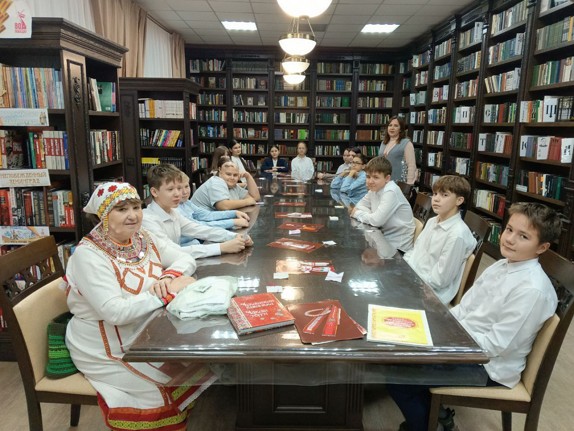 Познавательное мероприятие «Вековые образы Чувашии в узорах» для читателей центральной библиотеке