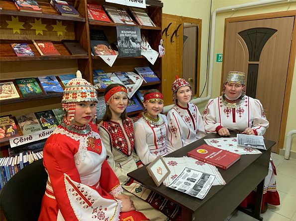 Тематический час «Эпир пулнă, пур, пулатпăр!» в Сотниковской сельской библиотеке