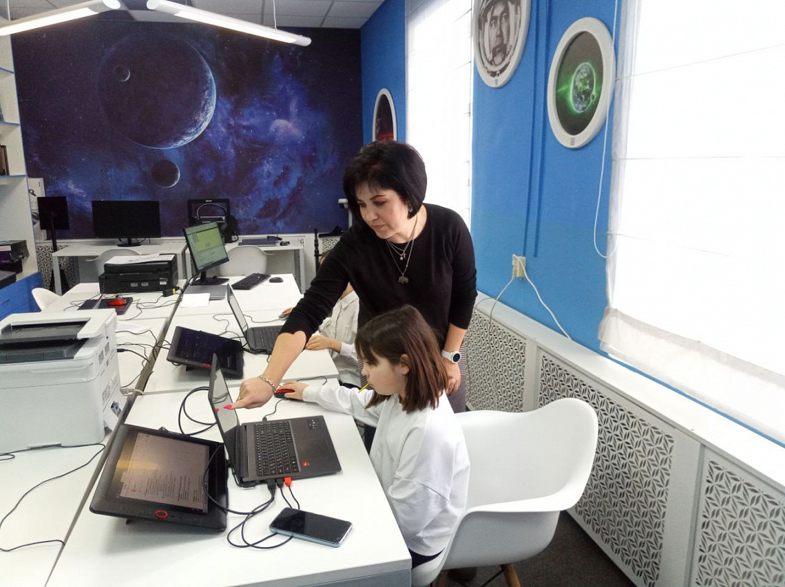В Центральной районной библиотеке на базе МедиаLab ребята продолжают изучать основные принципы работы нейронных сетей с помощью бесплатного приложения «Шедеврум». В Центральной районной библиотеке на базе МедиаLab ребята продолжают изучать основные принципы работы нейронных сетей с помощью бесплатного приложения «Шедеврум».