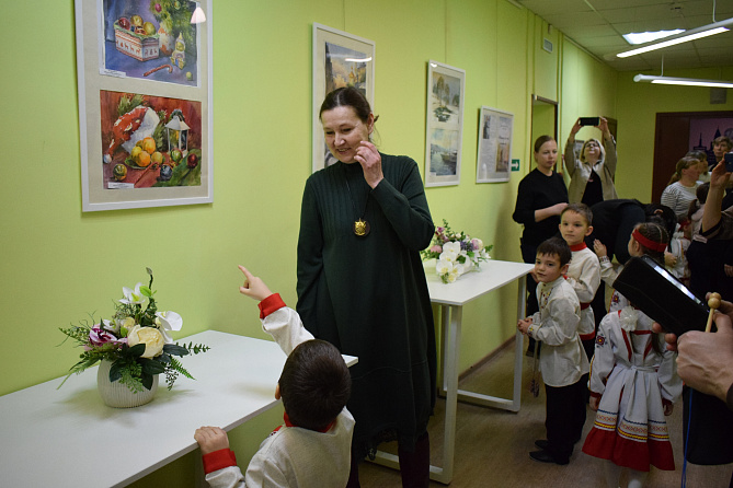 Открытие выставки акварельных работ Жанны Егоровой "Акварельный диалог, там, где оживает цвет" в Центральной районной библиотеке